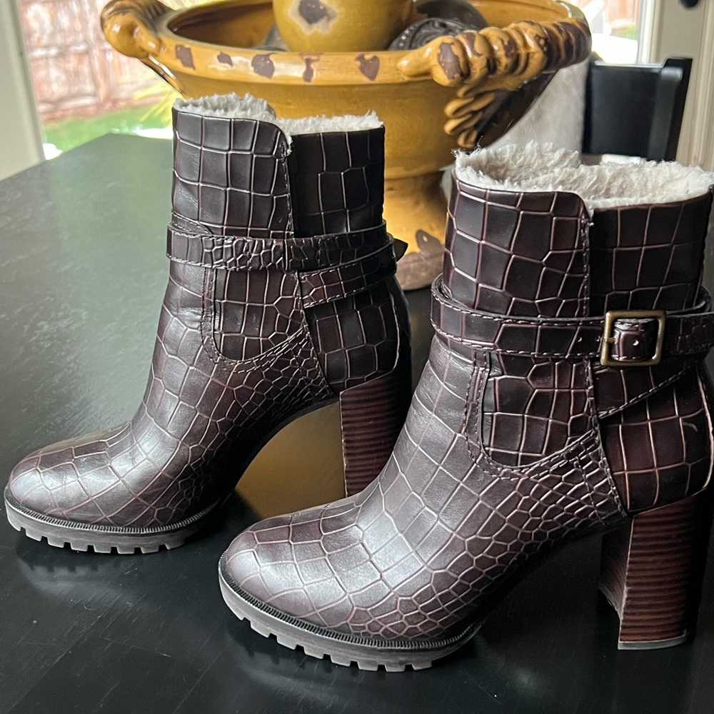 PAIGE bootie, worn twice, chocolate in color, size 8